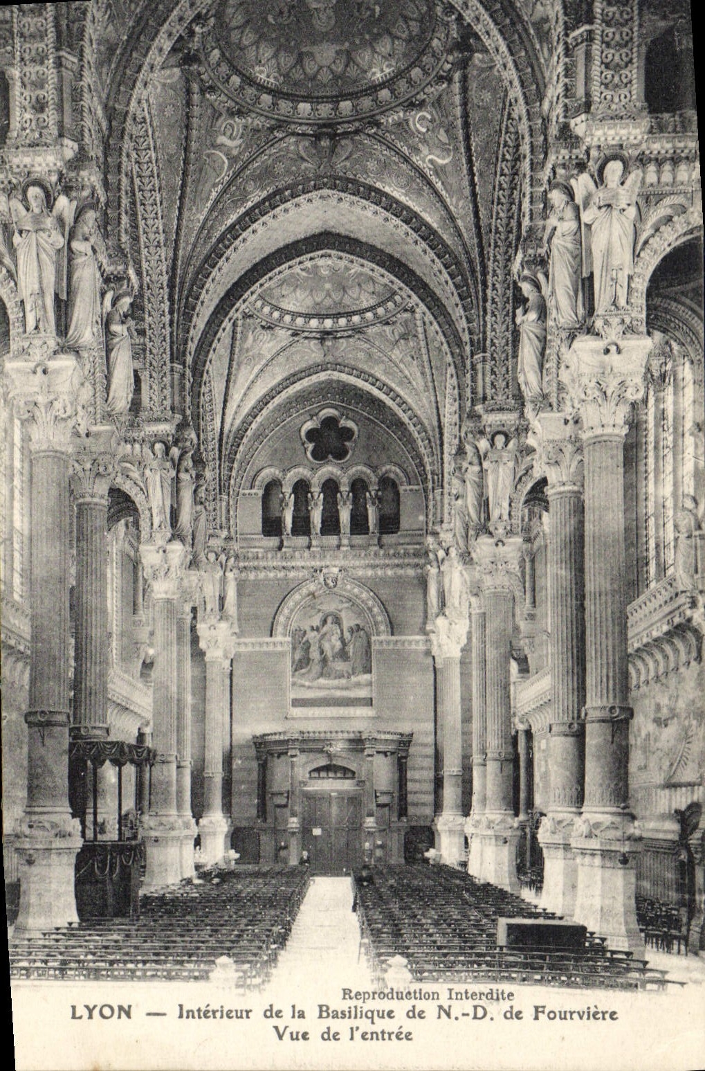 CPA Lyon Interieur de la Basilique de N D de Fourviere vue de l'entree