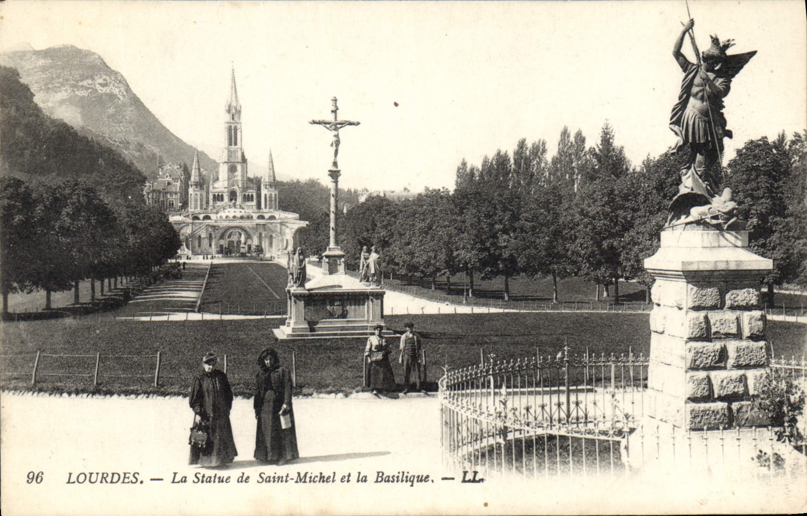 CPA Lourdes la statue de Saint Michel et la Basilique 