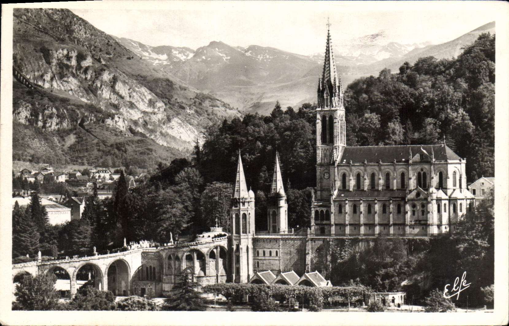 CPA Pyrenees Ocean Lourdes les Rampes et la Basilique au Fond l'Ardiden 