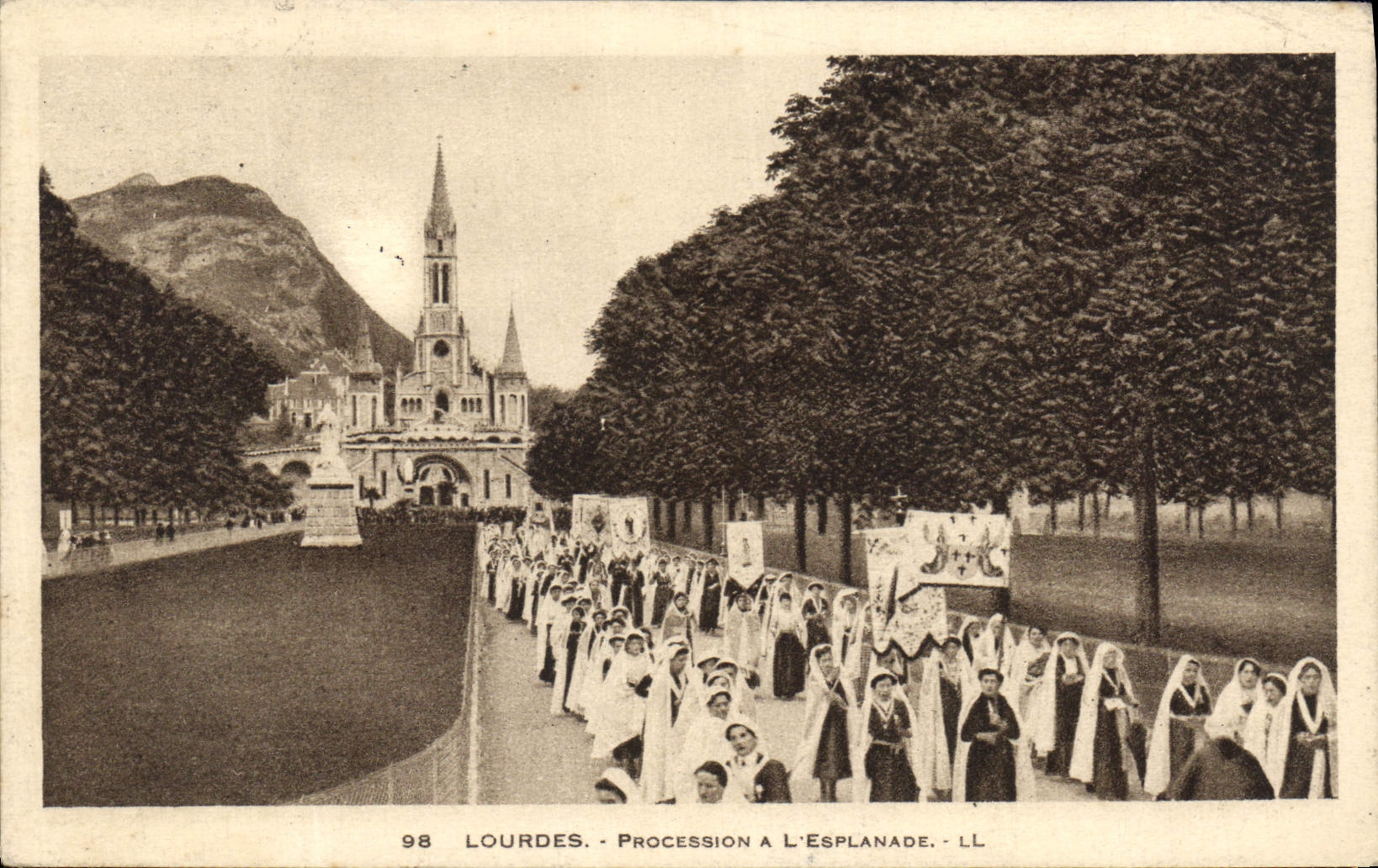 CPA Lourdes Procession a l'Esplanade 