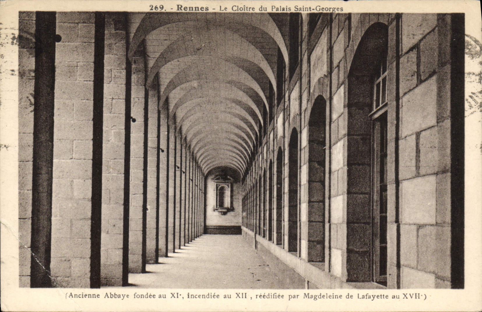 CPA Rennes le Cloitre du Palais Saint Georges Ancienne Abbaye fondee au XI Incendiee au XII reedifie