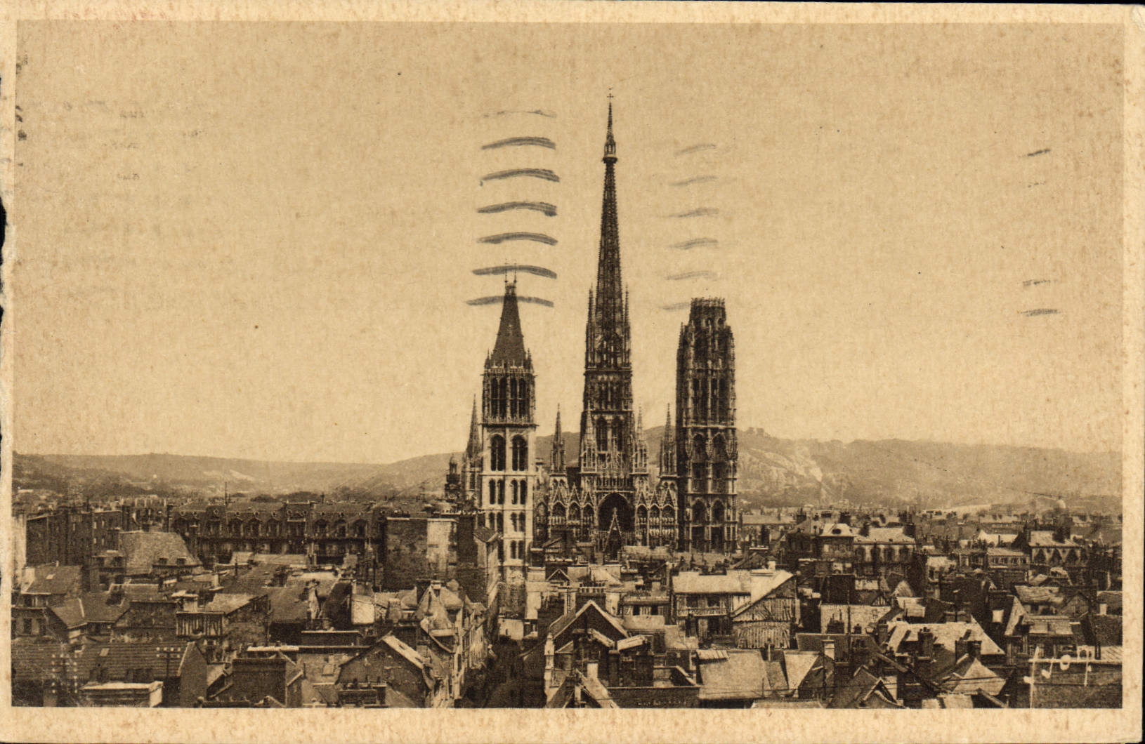 CPA Rouen Seine Inferieure vue generale sur la Ville et la Cathedrale 
