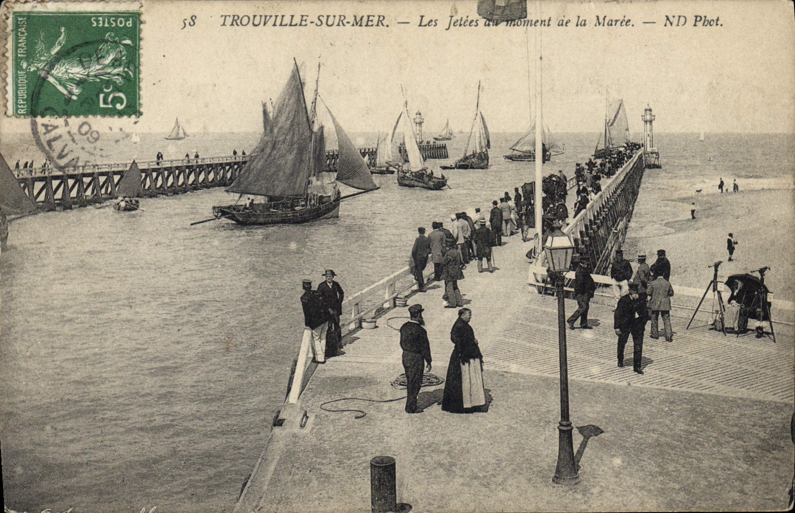 CPA Trouville sur Mer les Jetees au moment a la Maree Bateaux