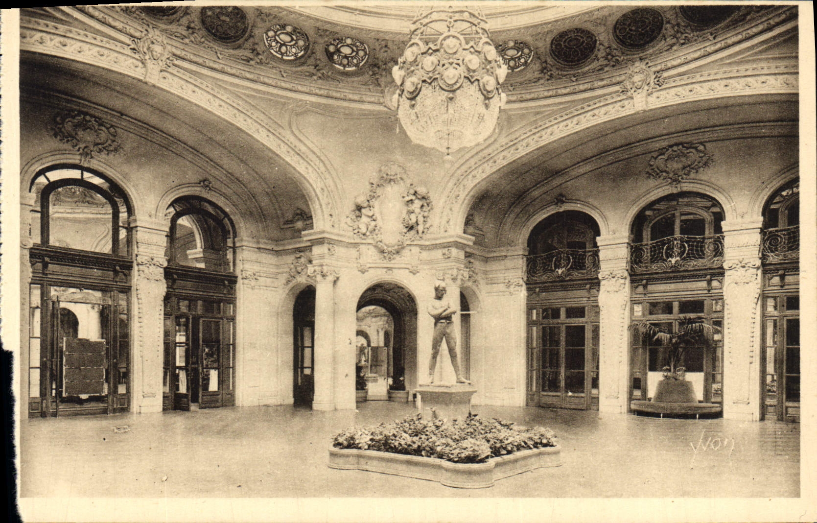 CPA Vichy Allier le Grand Casino le Hall de l'Arlequin 