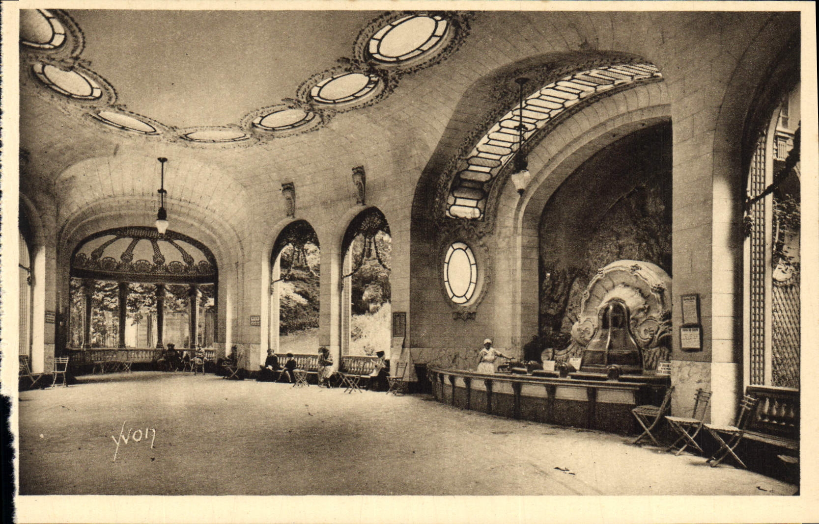 CPA Vichy Allier le Hall et le Buvette des Celestins 