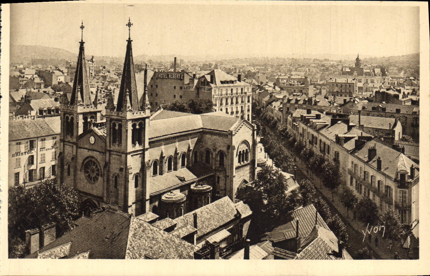 CPA Vichy Allier vue generale et Eglise Saint Louis 