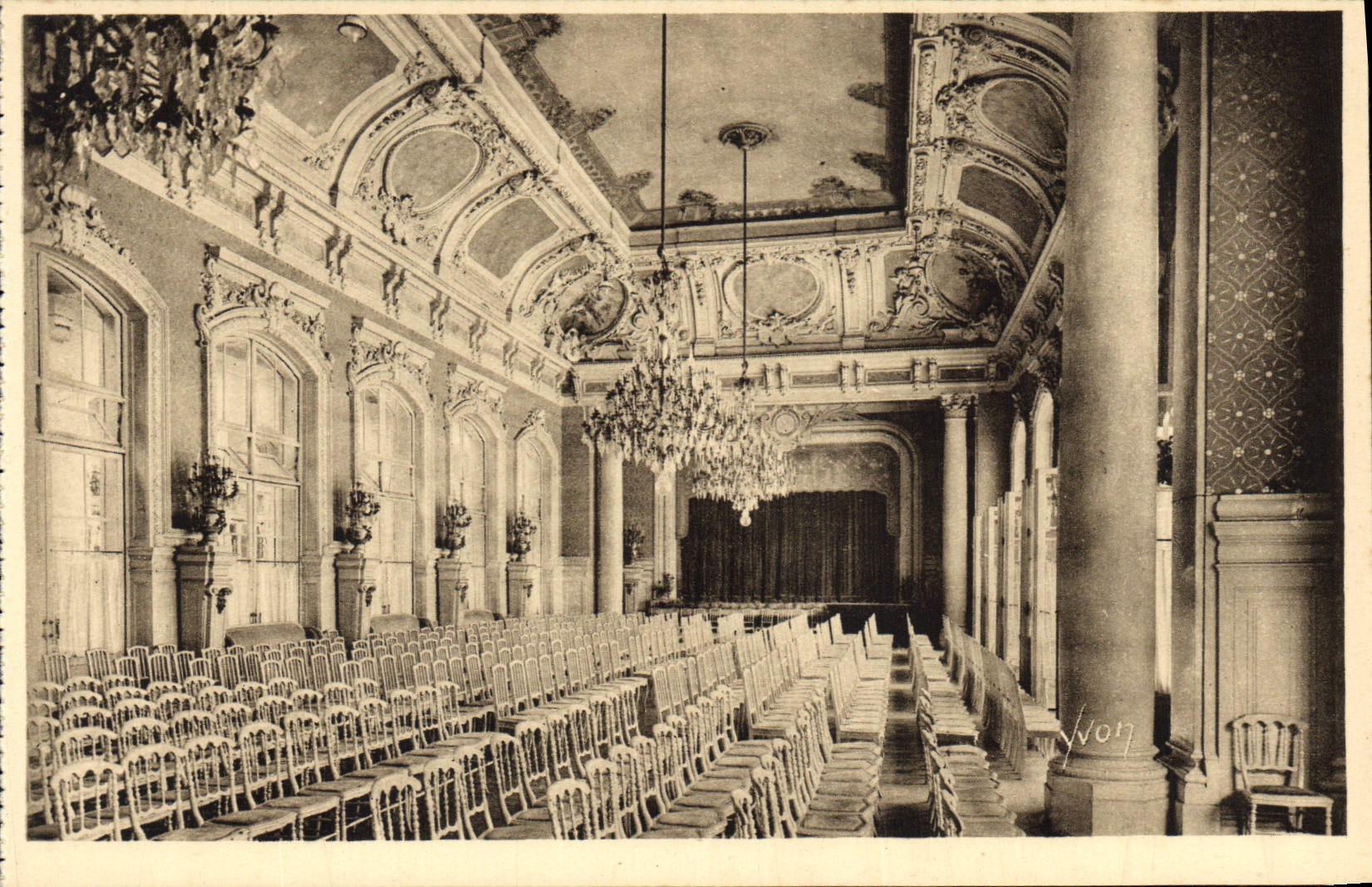 CPA Vichy Allier la Salle des Fetes du Grand Casino 