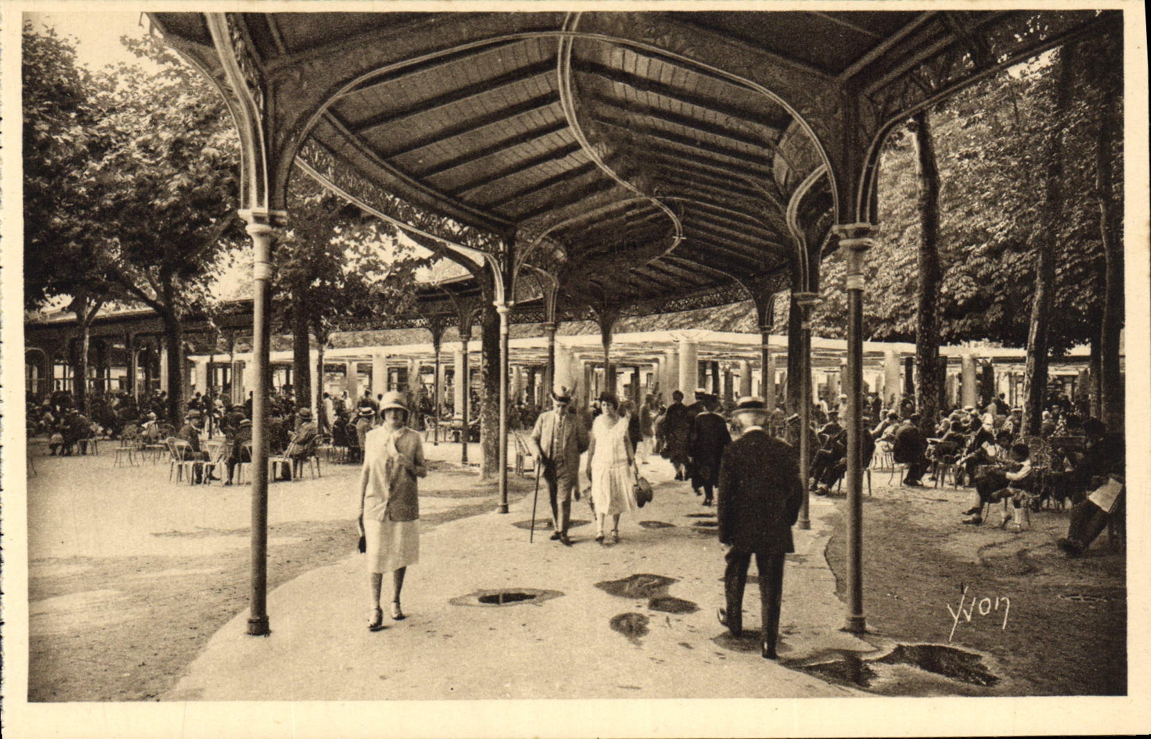 CPA Vichy Allier les Allees Couvertes et les Pergolas 