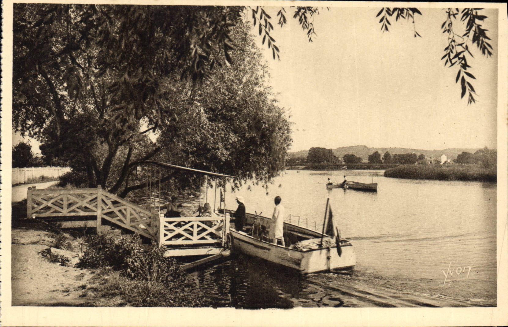 CPA Vichy Allier les Bords de l'Allier 