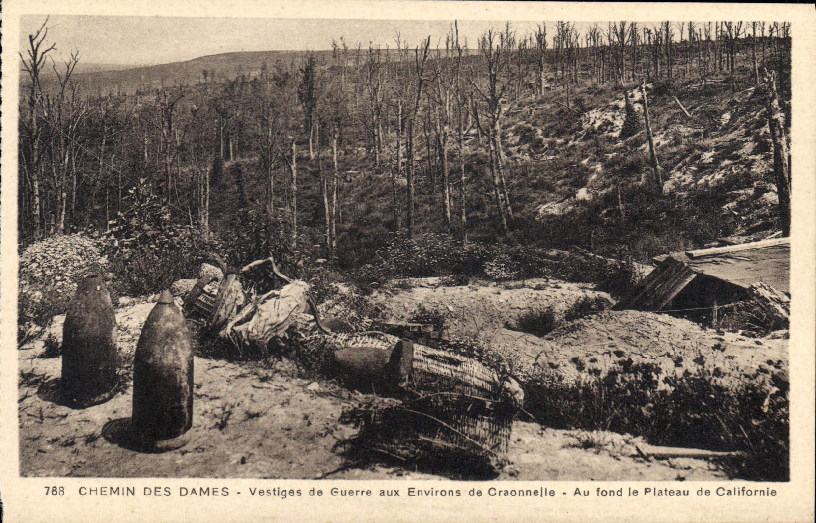 CPA Chemin des Dames Vestiges de Guerre aux Environs de Craonnelle au fond le Plateau de Californie