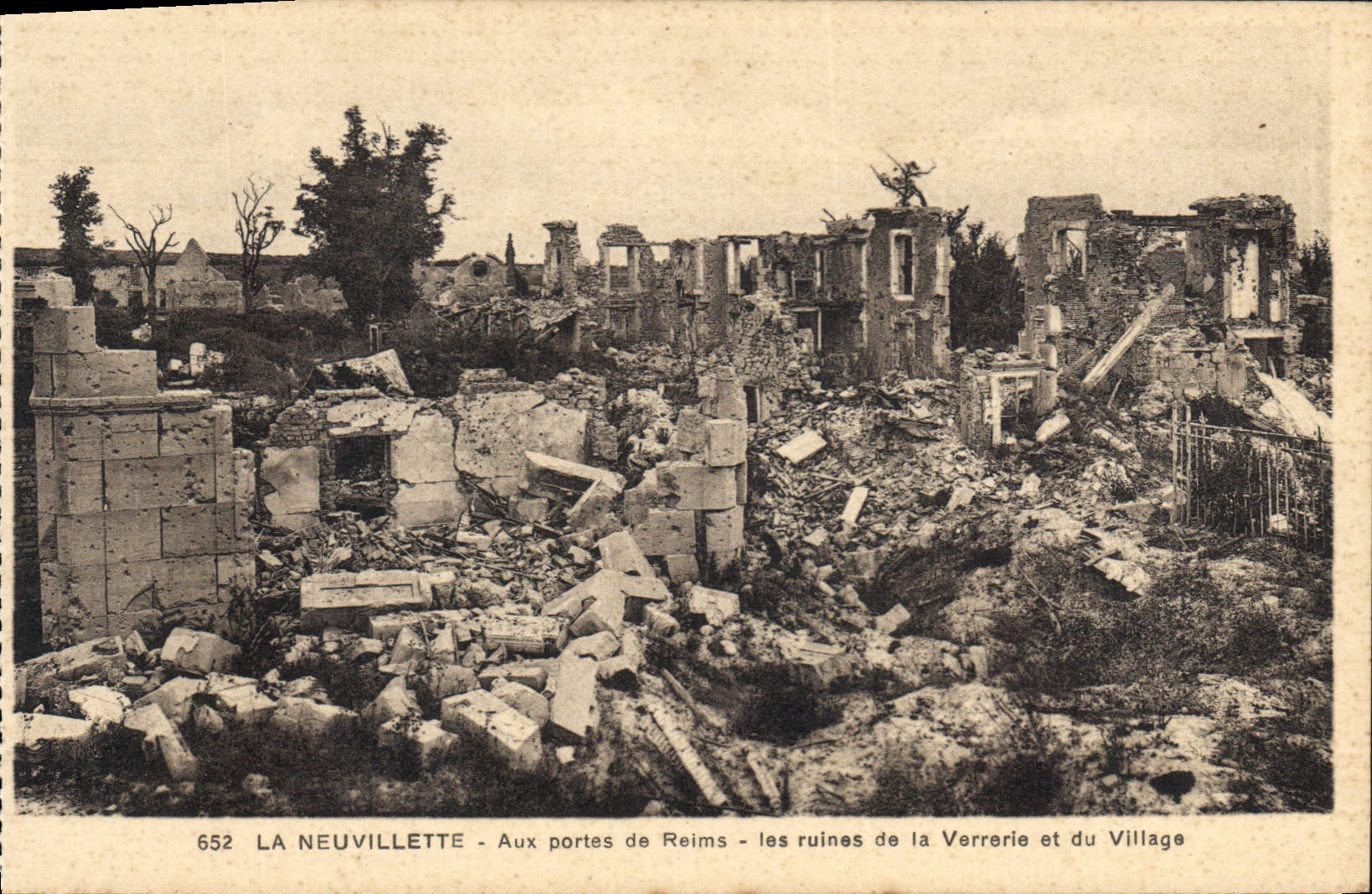 CPA La Neuvillette aux Portes de Reims les Ruines de la Verrerie et du Village