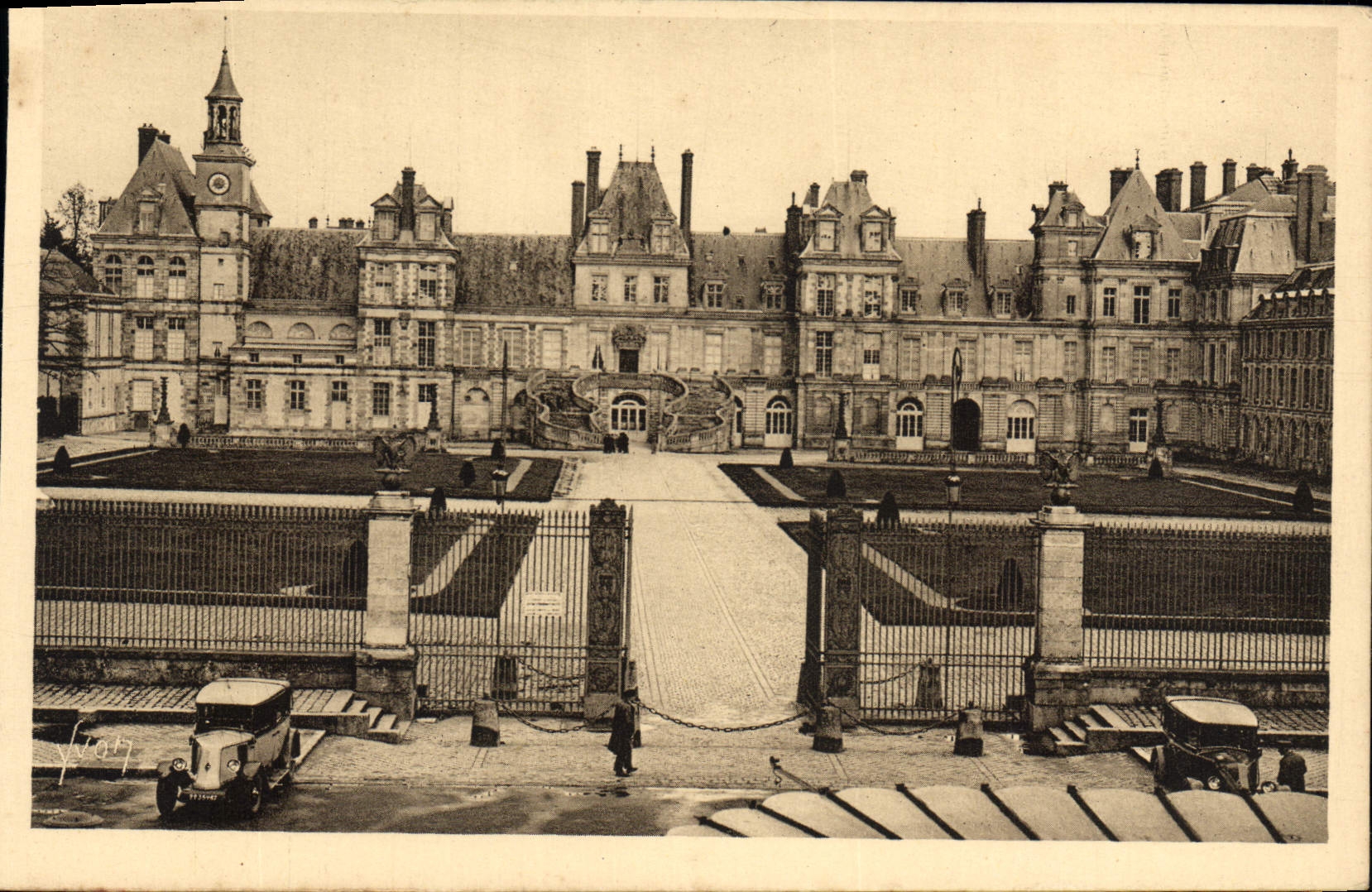 CPA Fontainebleau S et M le Palais Cour des Adieuxou du Cheval Blanc 