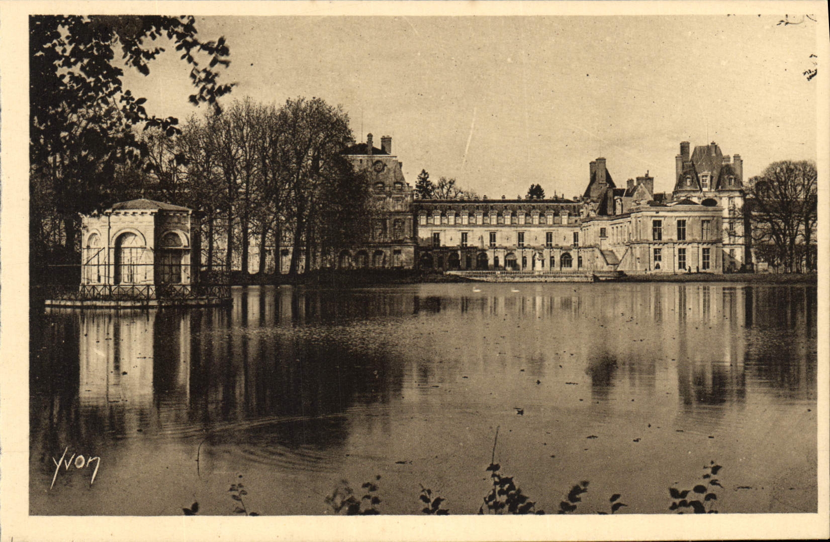 CPA Fontainebleau S et M le Palais l'Etang aux Carpes le Pavillon de l'Empereur 