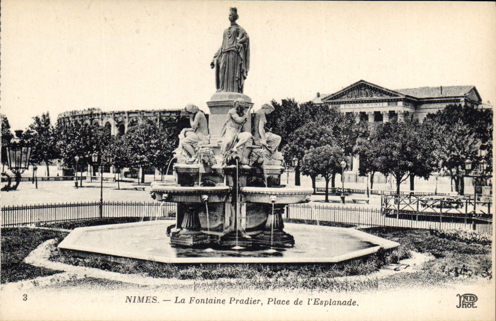 CPA Nimes la Fontaine Pradier Place de l'Esplanade 