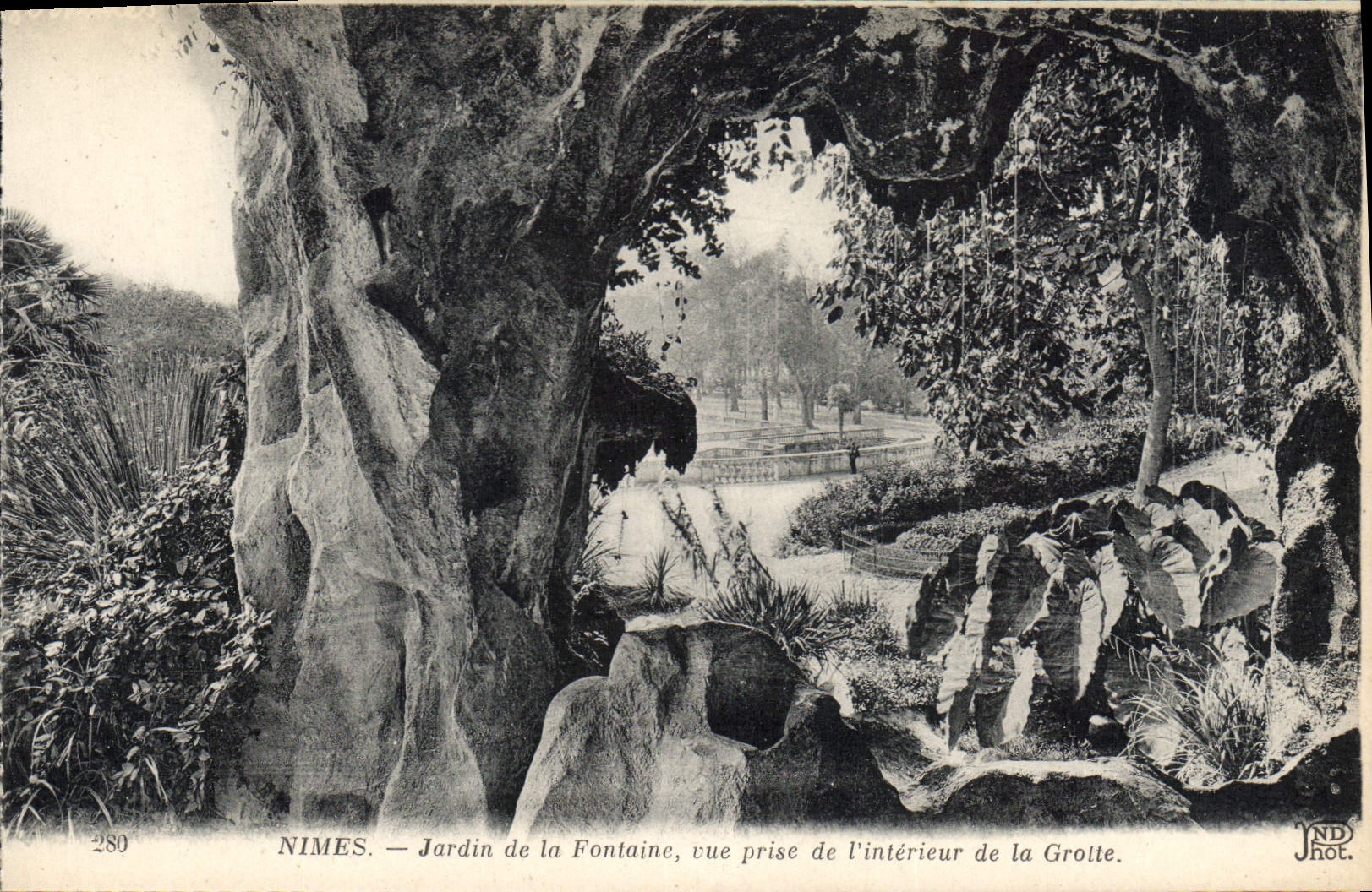 CPA Nimes Jardin de la Fontaine rue prise de l'Interieur de la Grotte