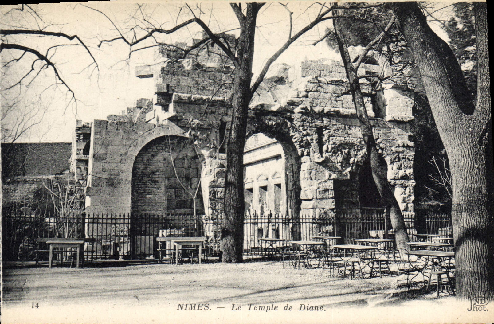 CPA Nimes le Temple de Diane 