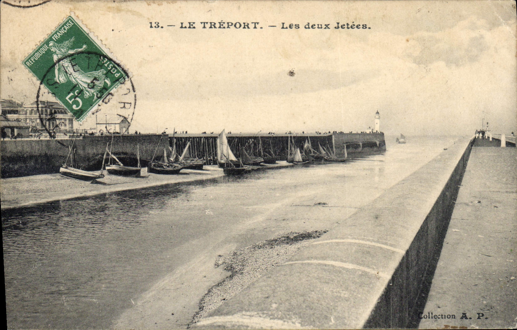 CPA Le Treport les deux Jetees Bateaux Phare