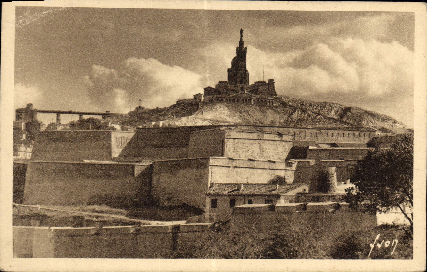 CPA Marseille Bouches du Rhone la Basilique de Notre Dame de la Garde vu du Pharo 