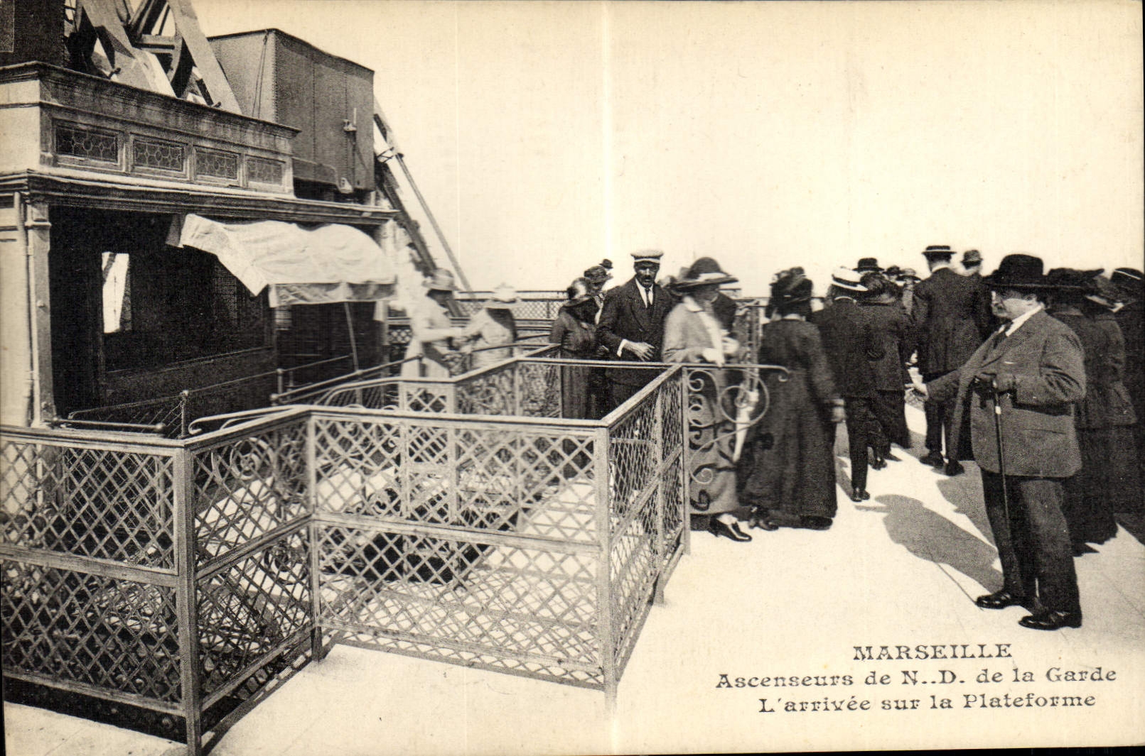 CPA Marseille Ascenseurs de N D de la Garde l'arrivee sur la Plateforme 