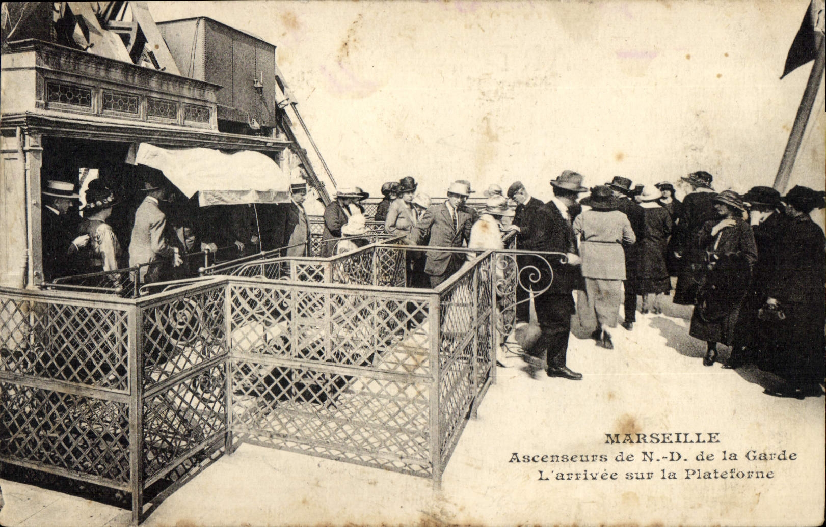 CPA Marseille Ascenseurs de N D de la Gard l'Arrivee sur la Plateforne 