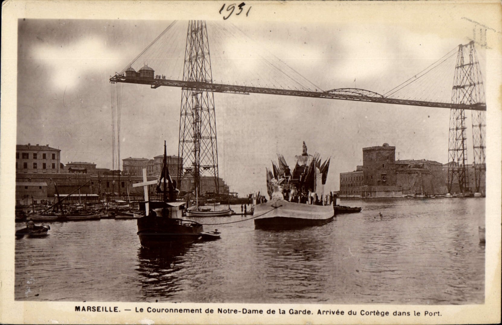 CPA Marseille le Couronnement de Notre Dame de la Gare Arrivee du Cortege dans le Port Bateau