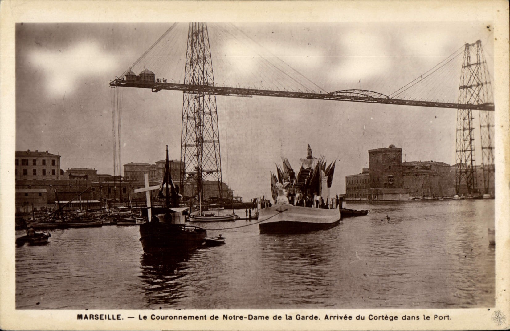 CPA Marseille le Couronnement de Notre Dame de la Gare Arrivee du Cortege dans le Port Bateau