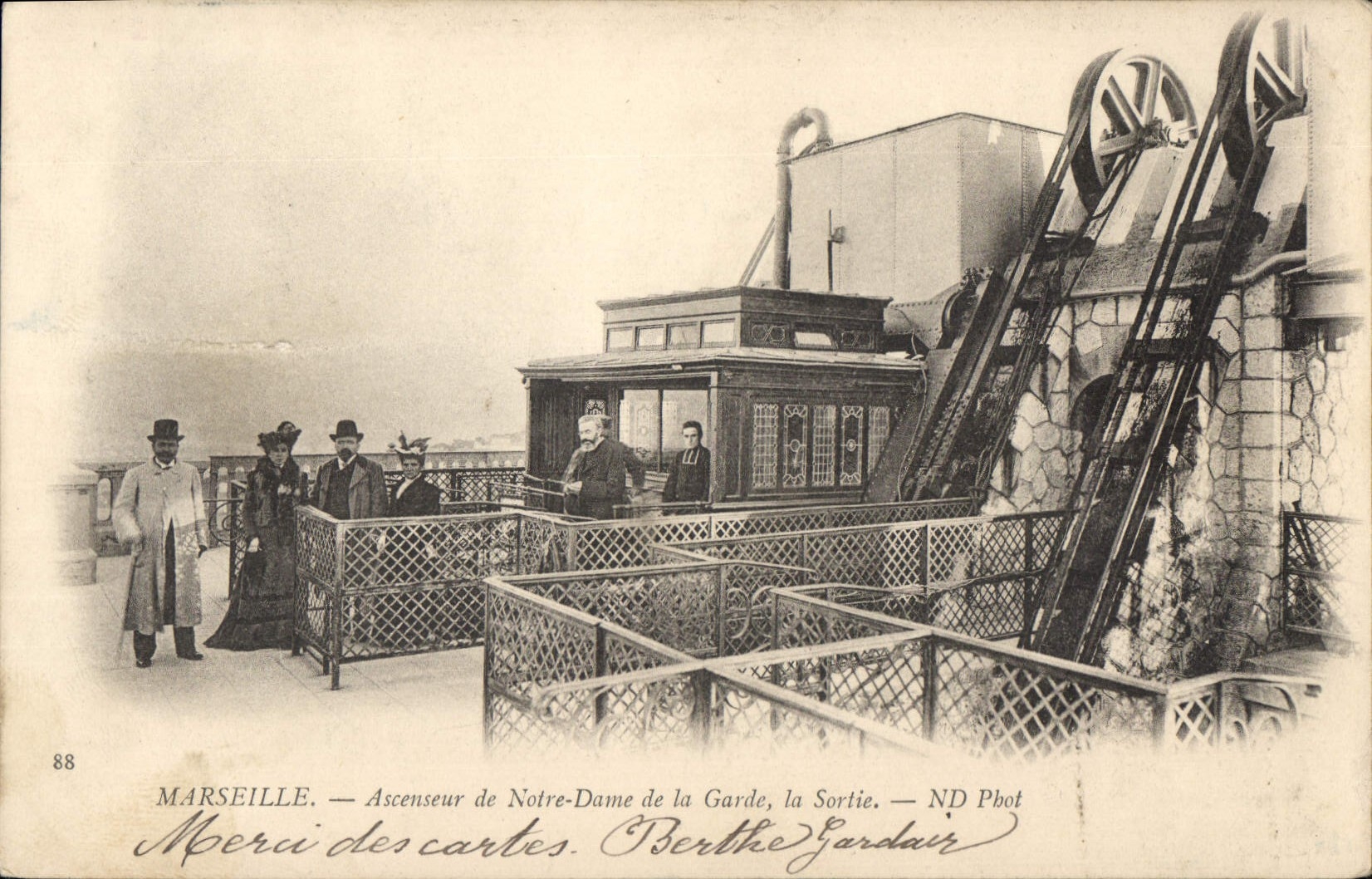 CPA Marseille Ascenseur de Notre Dame de la Garde la Sortie 