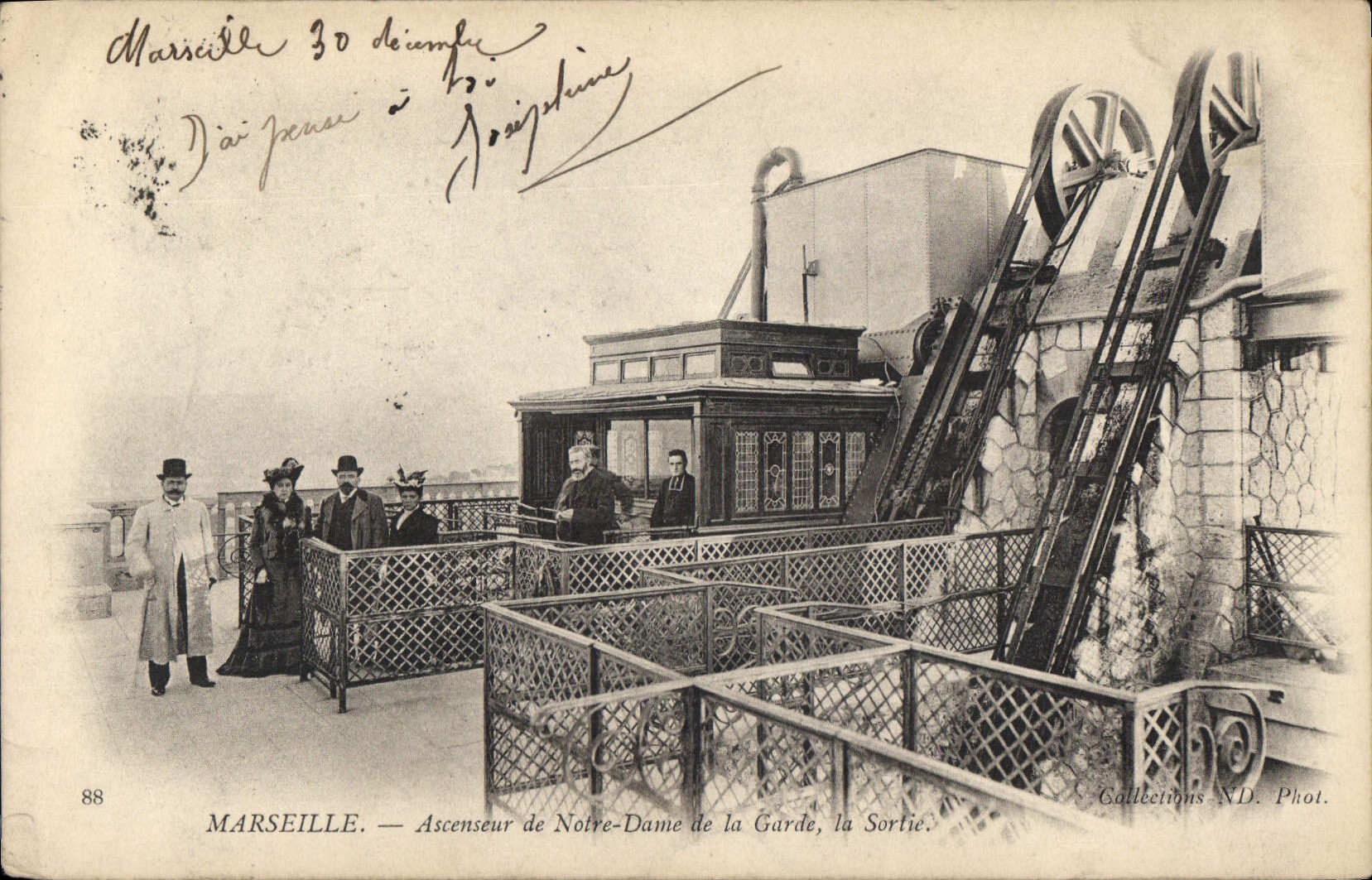 CPA Marseille Ascenseur de Notre Dame de la Garde la Sortie 