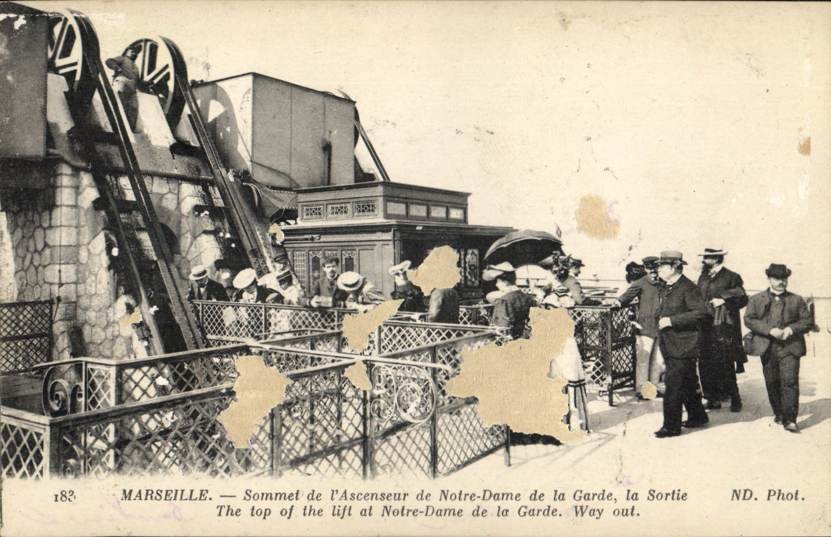 CPA Marseille Sommet de l'Ascenseur de Notre Dame de la Garde la Sortie 