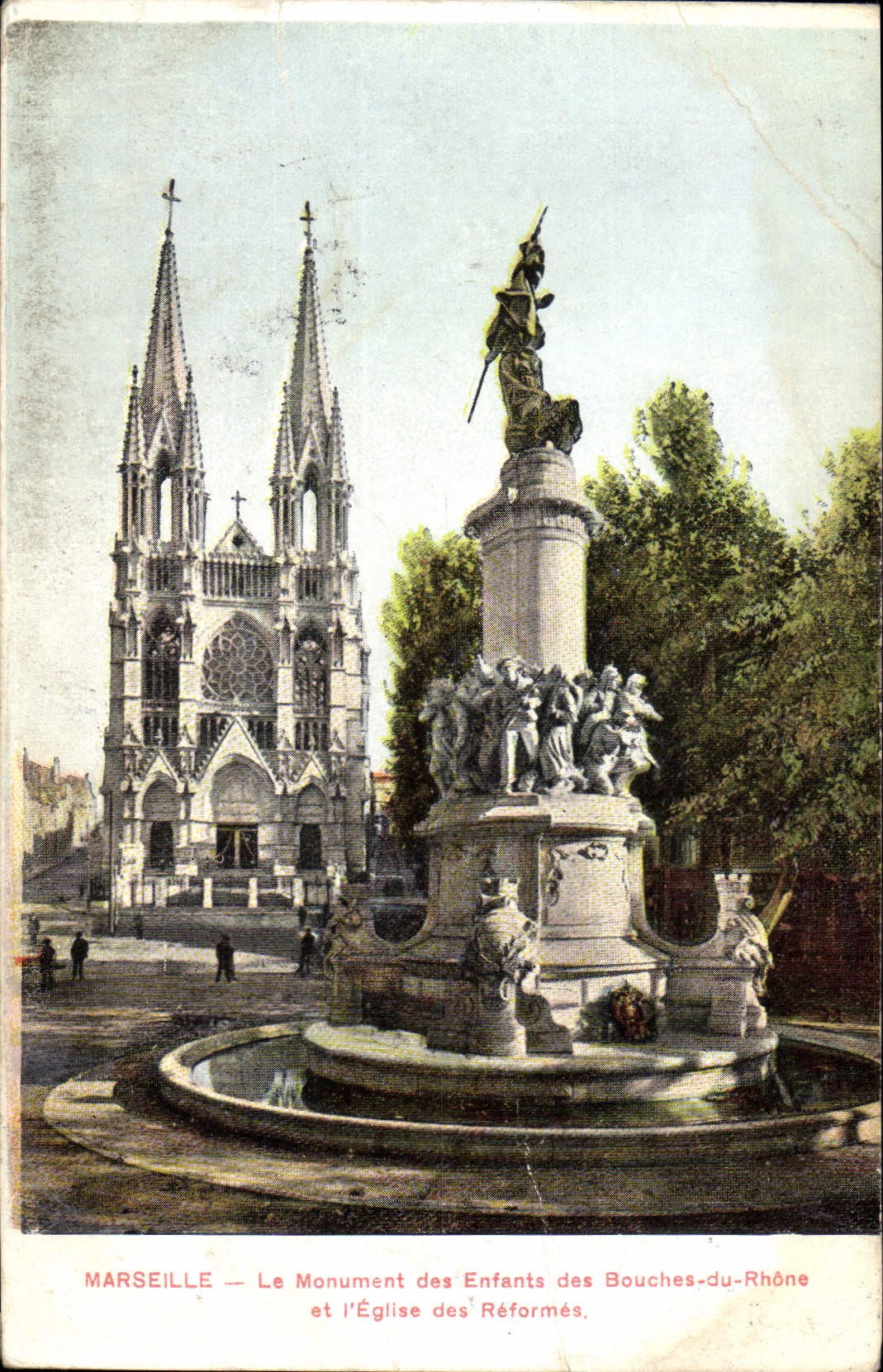 CPA Marseille Le Monument des Enfants des Bouches du Rhone et l'Eglise des Reformes 