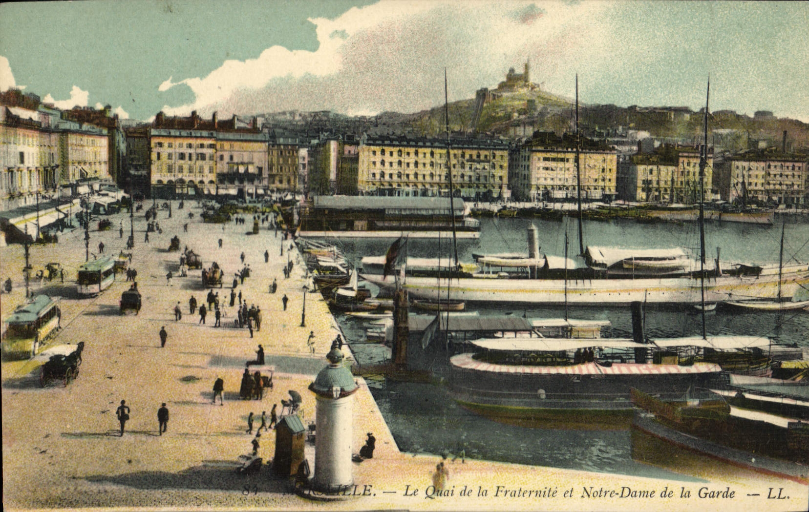 CPA Marseille Le Quai de la Fraternite et Notre Dame de la Garde Bateaux Tramways