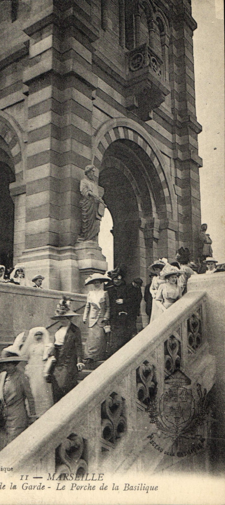 CPA Marseille N D de la Garde Le Porche de la Basilique 