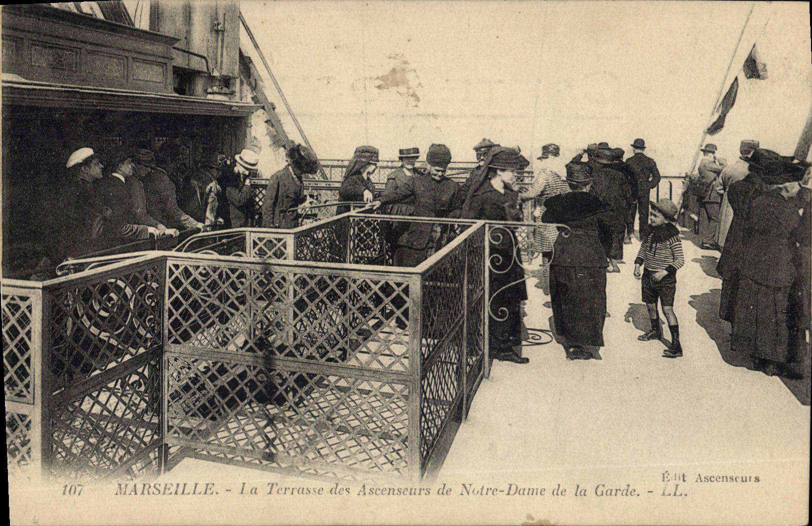 CPA Marseille La Terrasse des Ascenseurs de Notre Dame de la Garde 