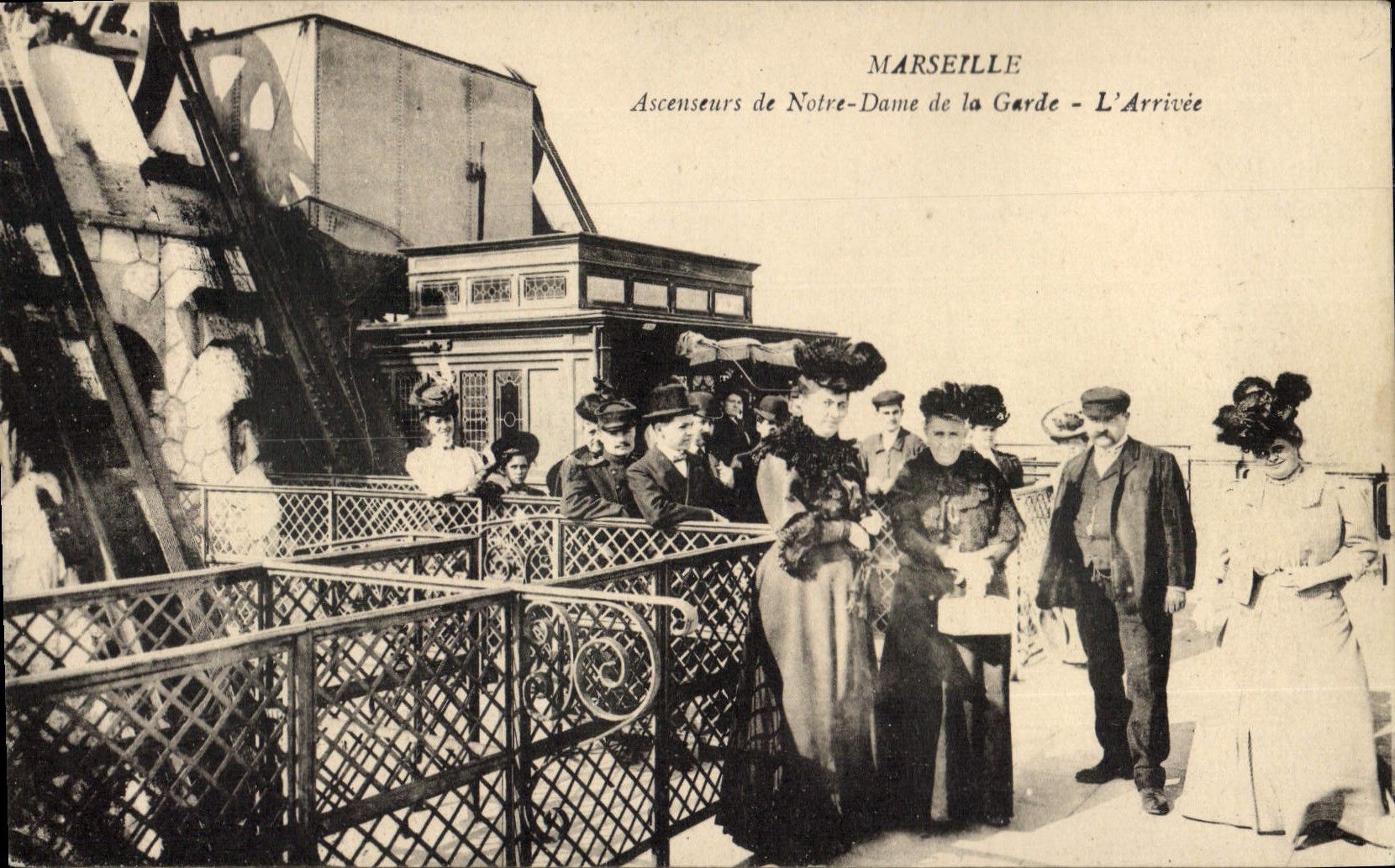 CPA Marseille Ascenseurs de Notre Dame de la Garde l'Arrivee 