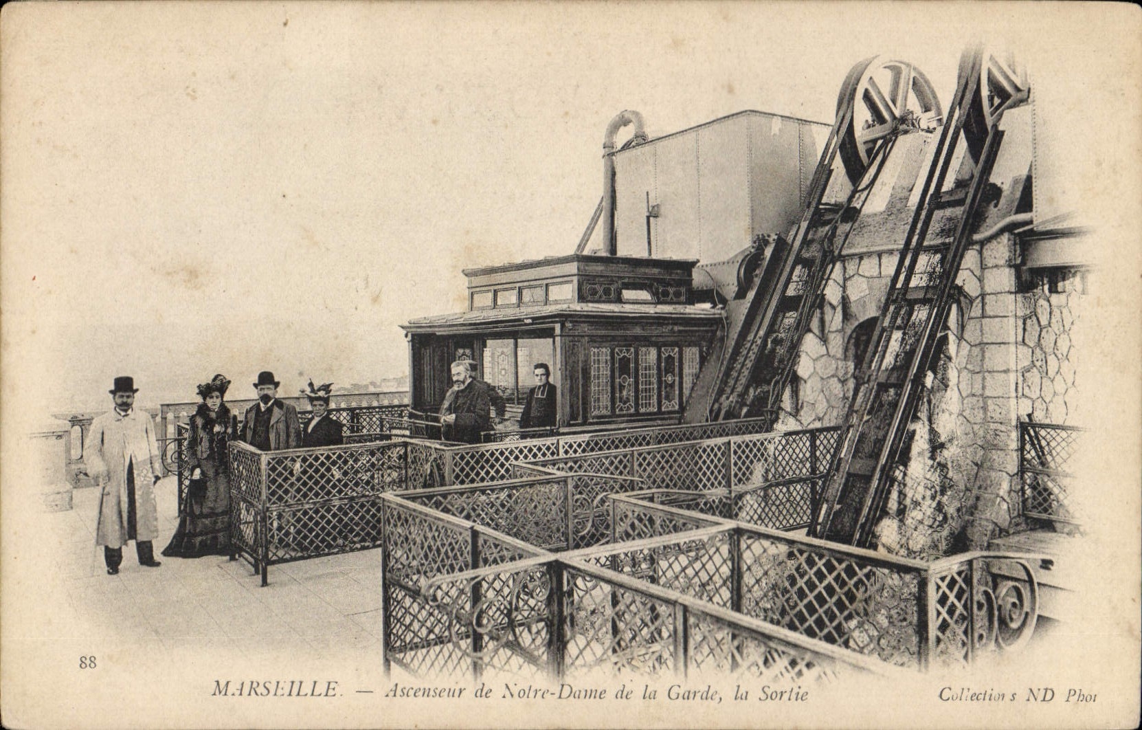 CPA Marseille Ascenseur de Notre Dame de la Garde la Sortie 
