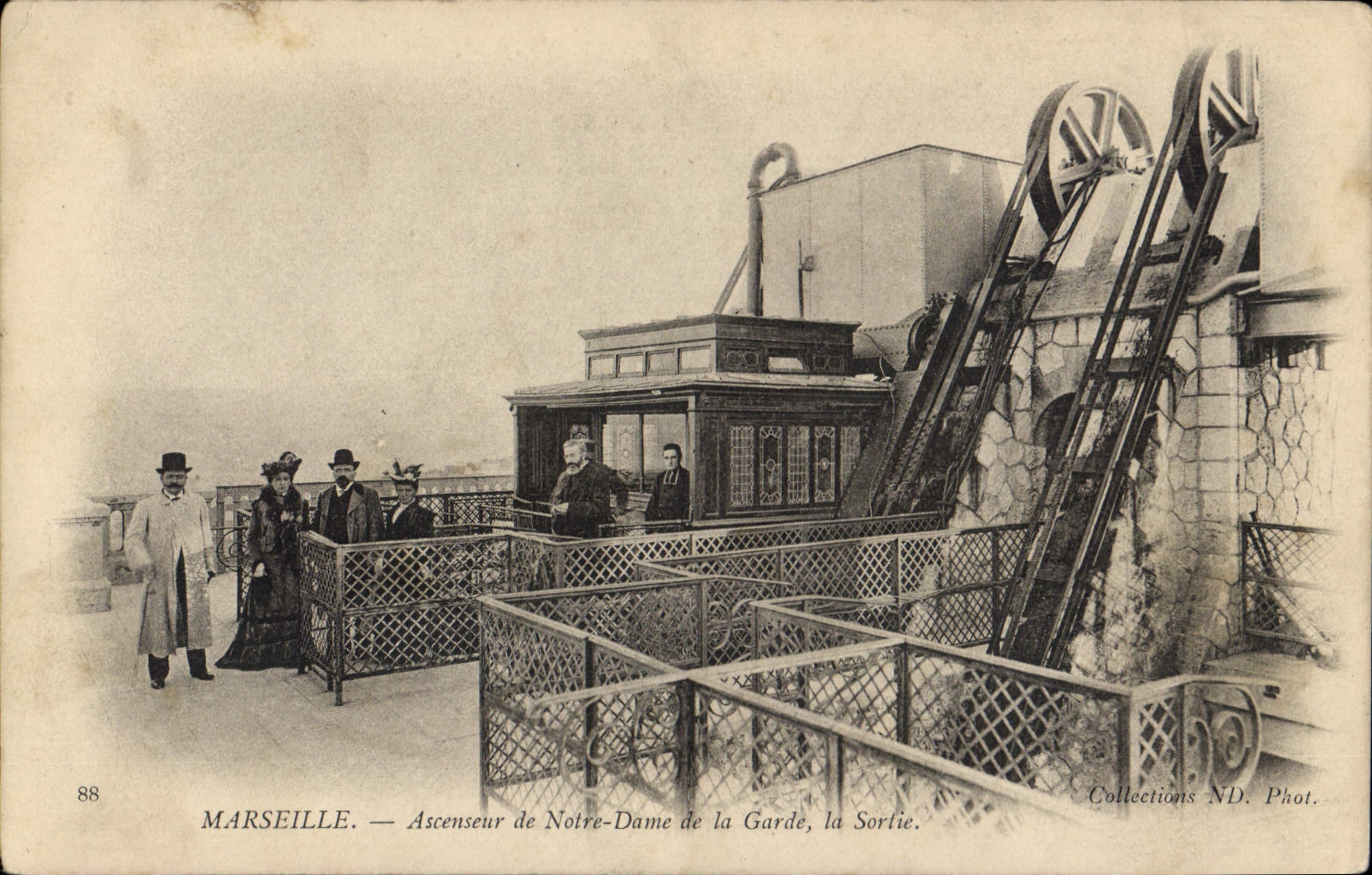 CPA Marseille Ascenseur de Notre Dame de la Garde la Sortie 
