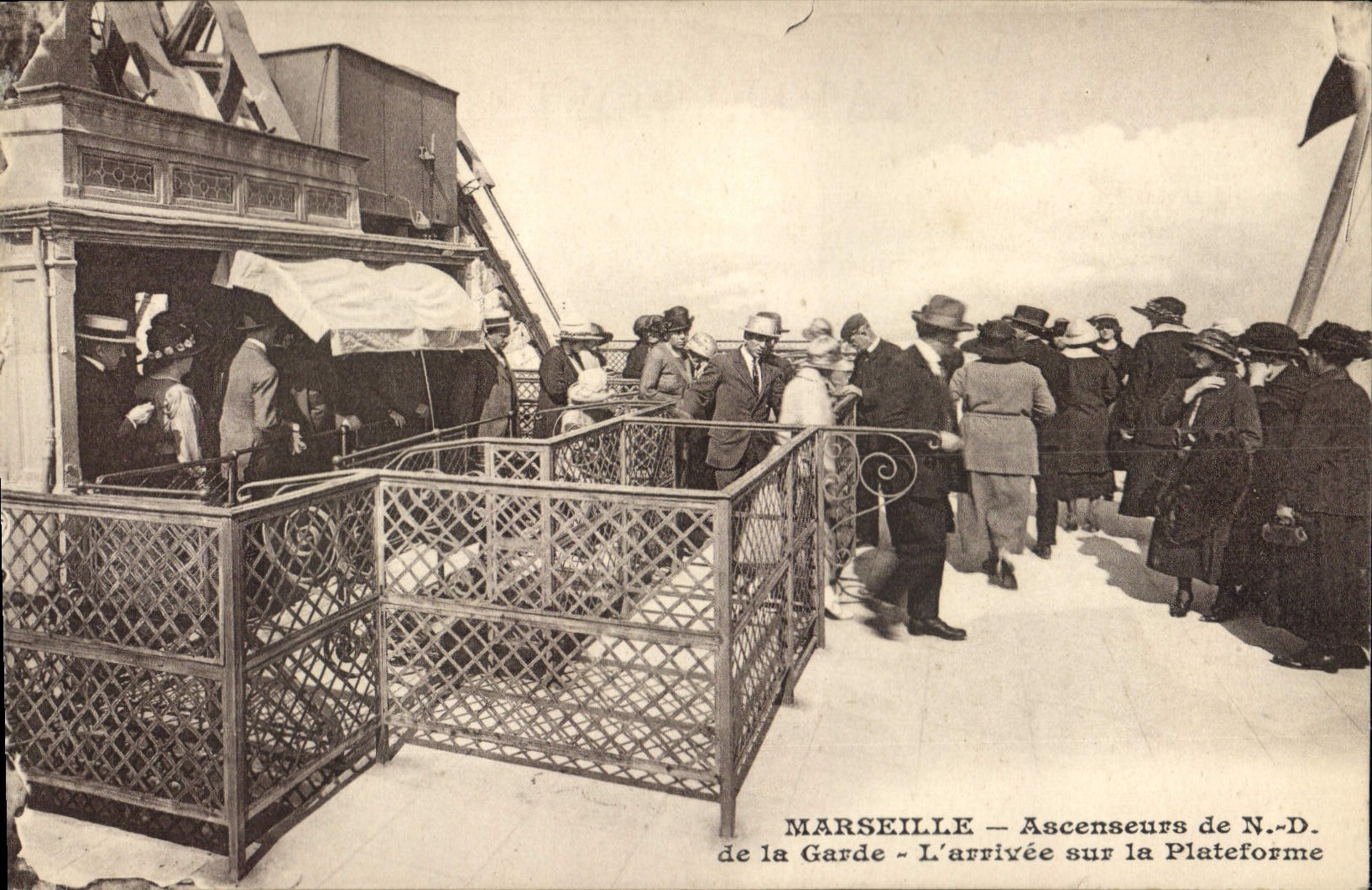 CPA Marseille Ascenseurs de N D de la Gard l'arrivee sur le Plateforme 