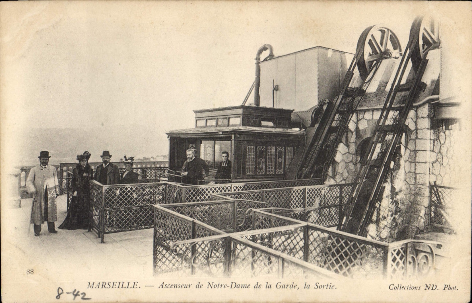 CPA Marseille Ascenseur de Notre Dame de la Garde la Sortie 