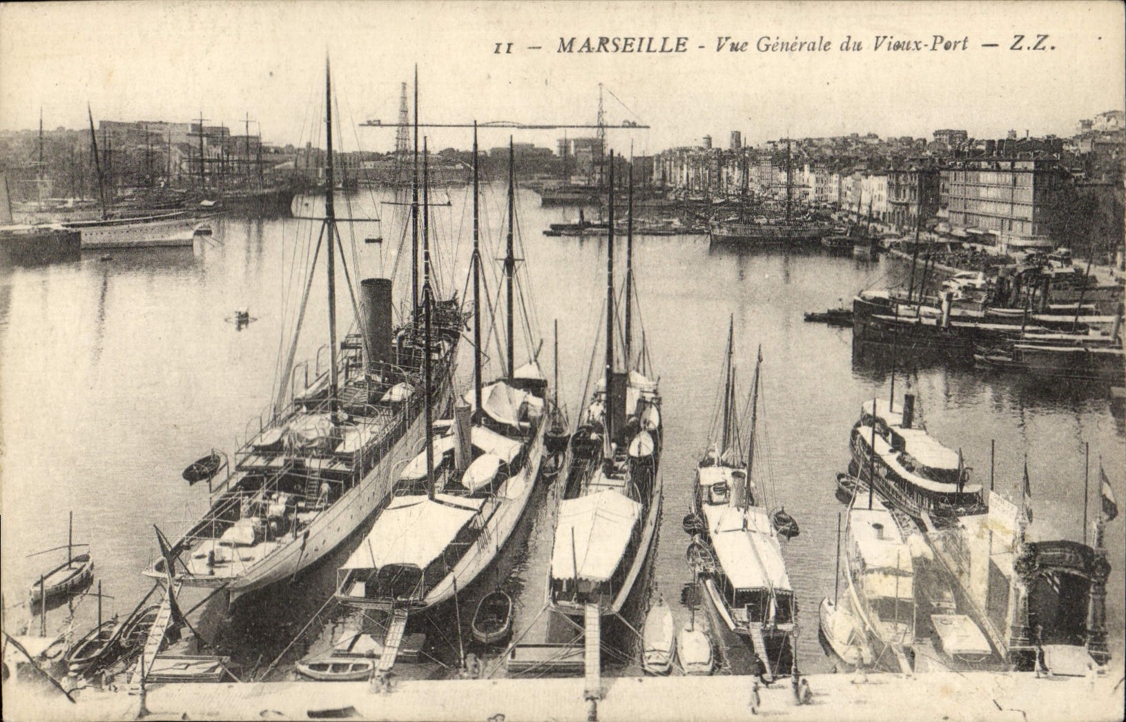 CPA Marseille Vue Generale du Vieux Port Bateaux