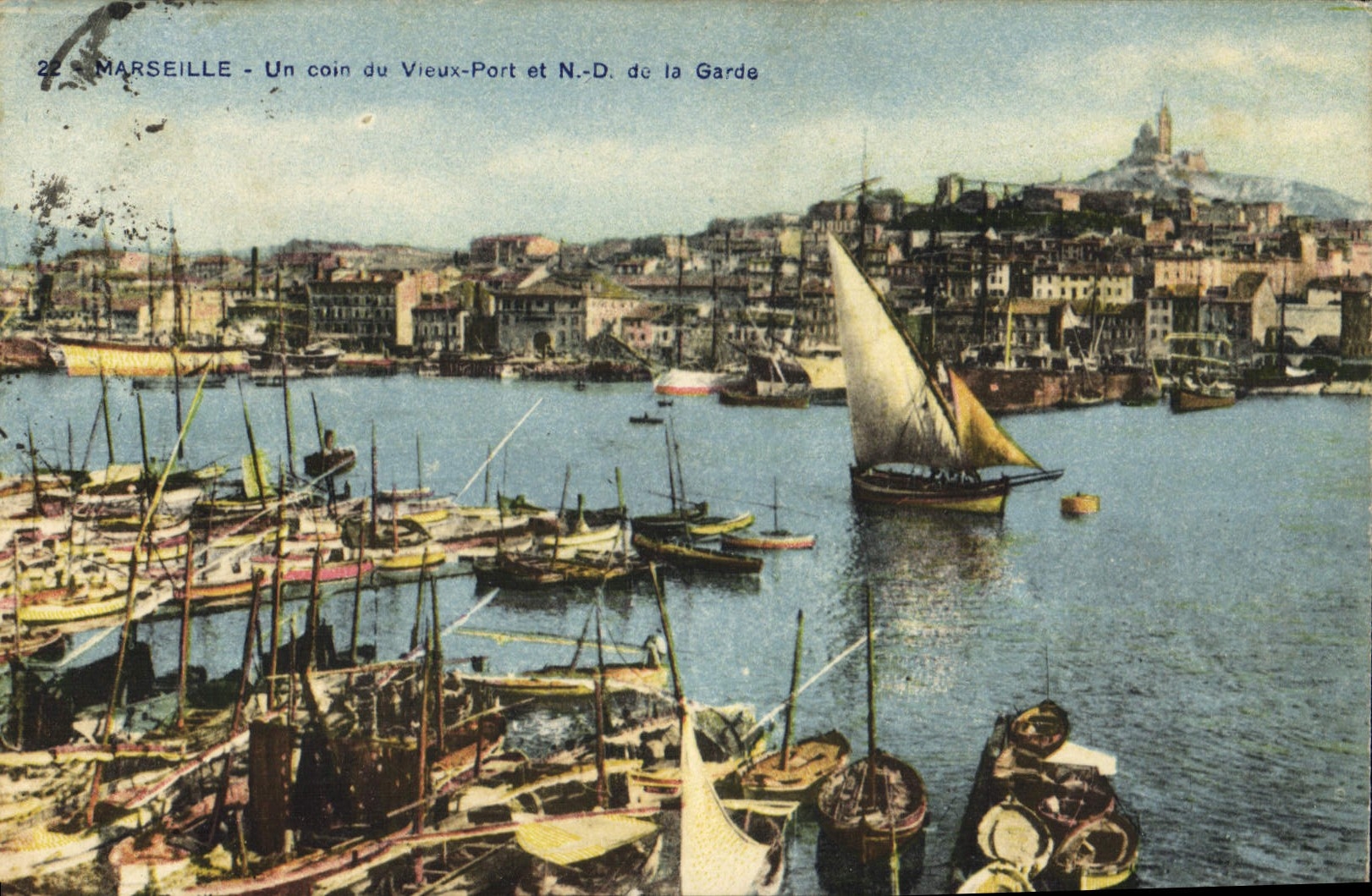 CPA Marseille Un coin du Vieux Port et N D de la Garde 