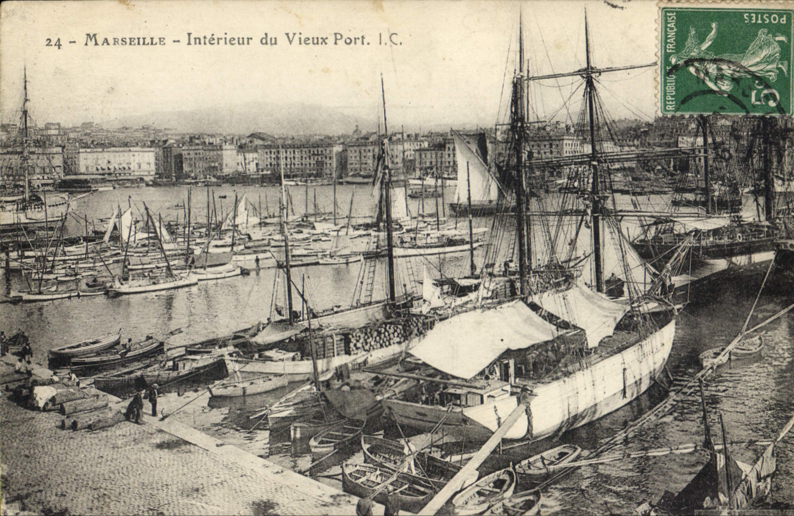 CPA Marseille Interieur du Vieux Port