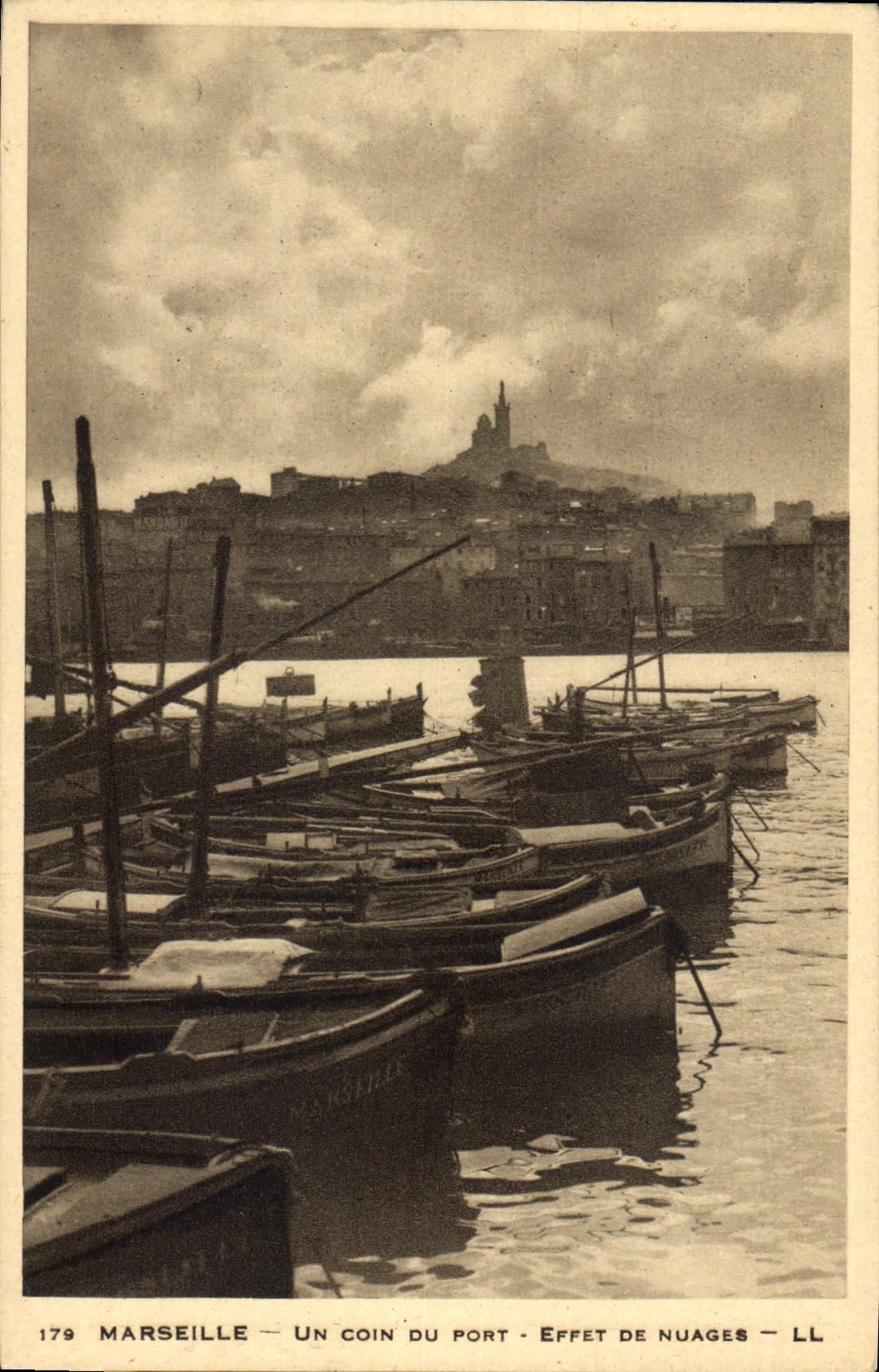 CPA Marseille Un coin du Port Effet de Nuages 