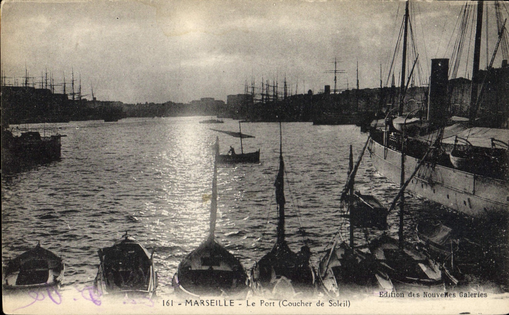 CPA Marseille Le Port Coucher de Soleil 