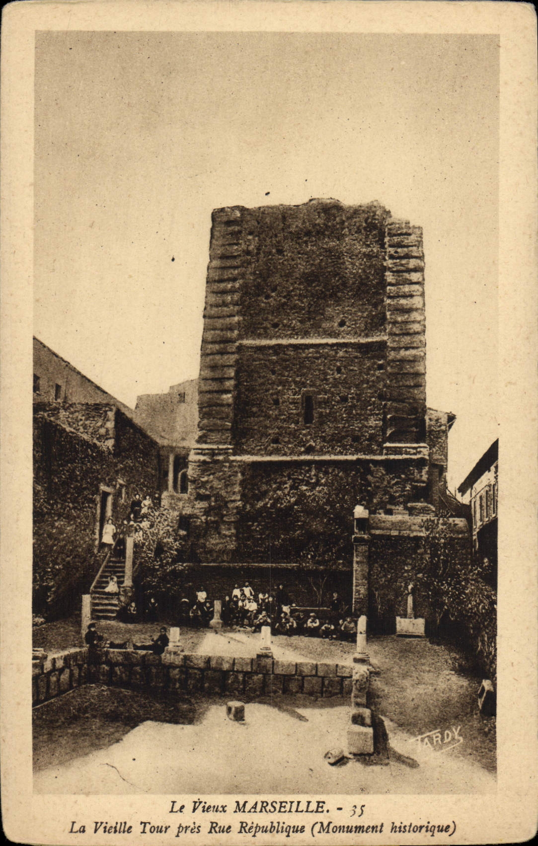 CPA Le Vieux Marseille la Vieille Tour pres Rue Republique Monument Historique 