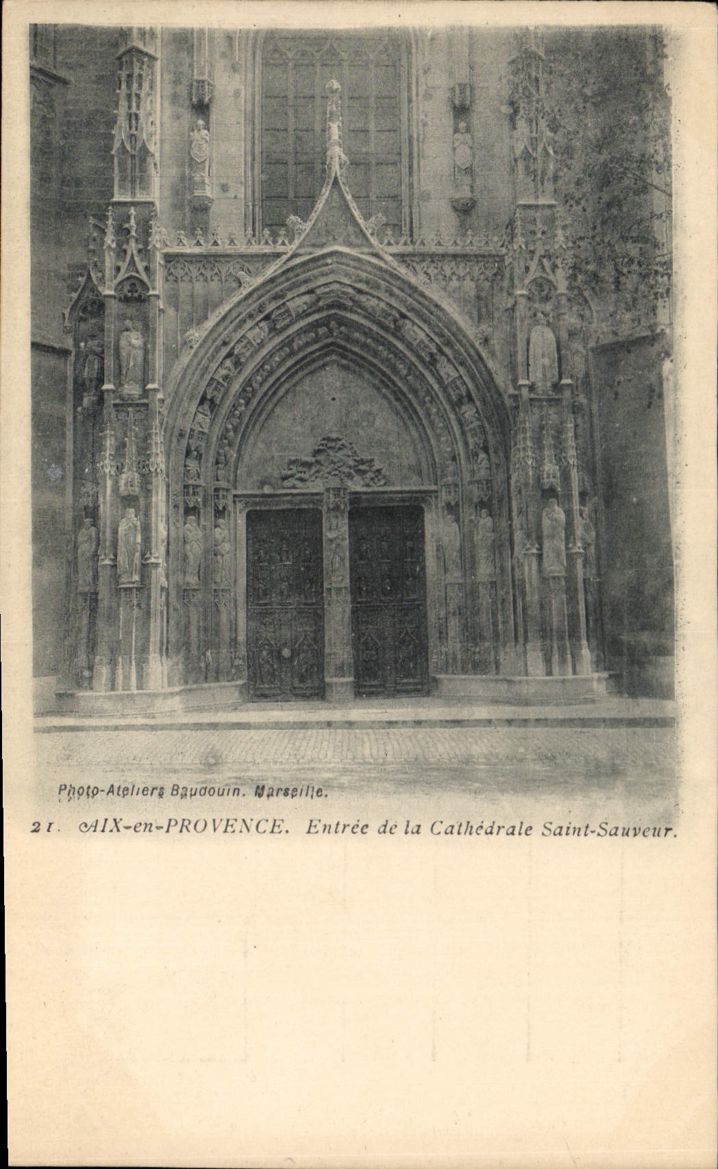 CPA Aix en Provence Entree de la Cathedrale Saint Sauveur 