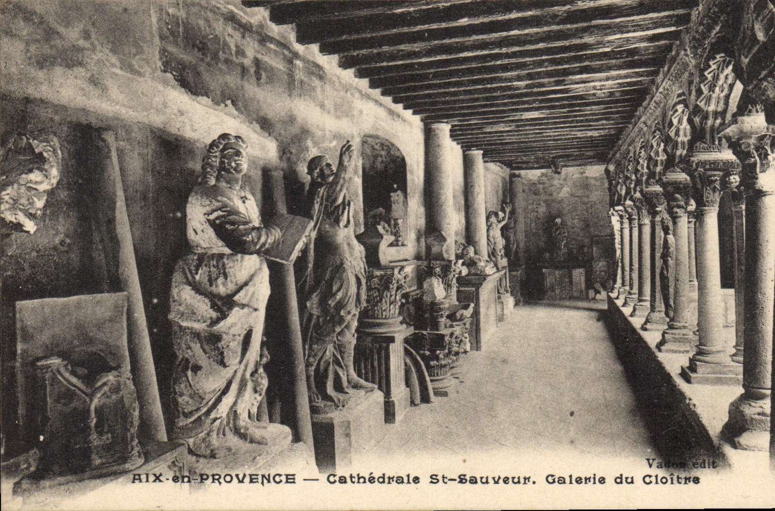 CPA Aix en Provence Cathedrale St Sauveur Galerie du Cloitre