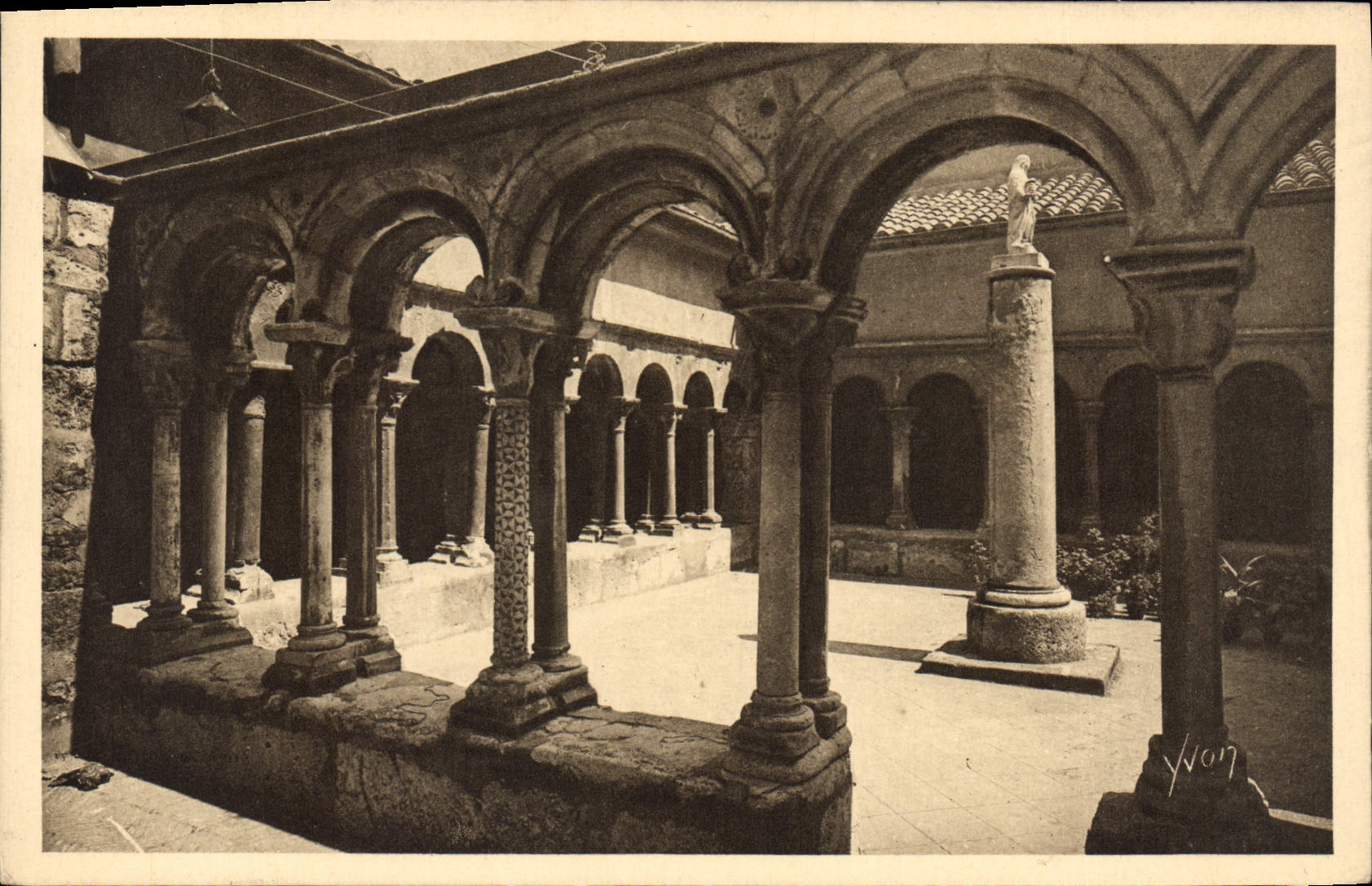 CPA Aix en Provence B du R Cathedrale Saint Sauveur le Cloitre 