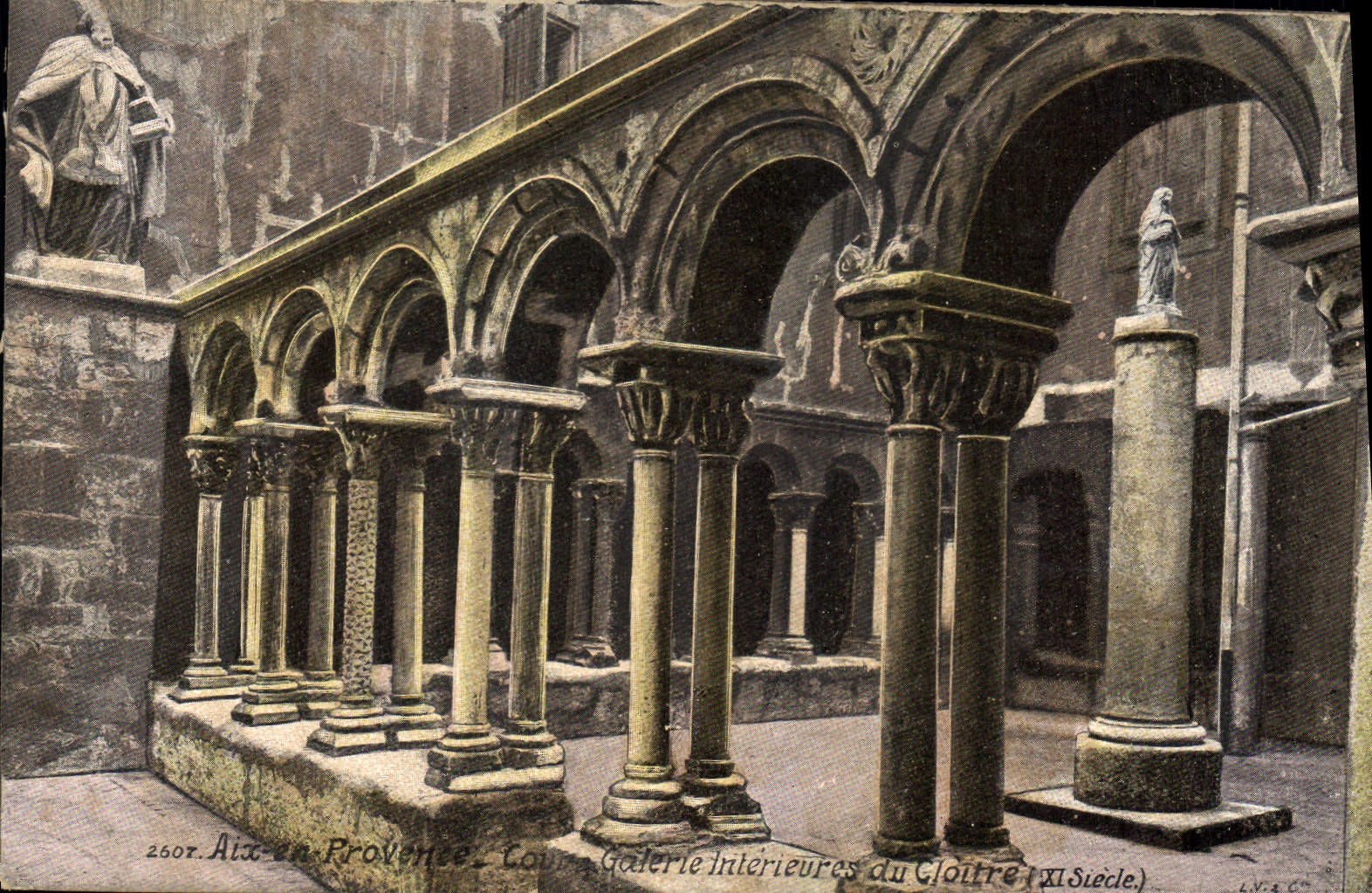 CPA Aix en Provence Cour Galerie Interieures du Cloitre XI siecle 