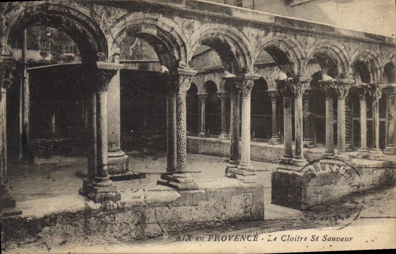 CPA Aix en Provence le Cloitre St Sauveur 