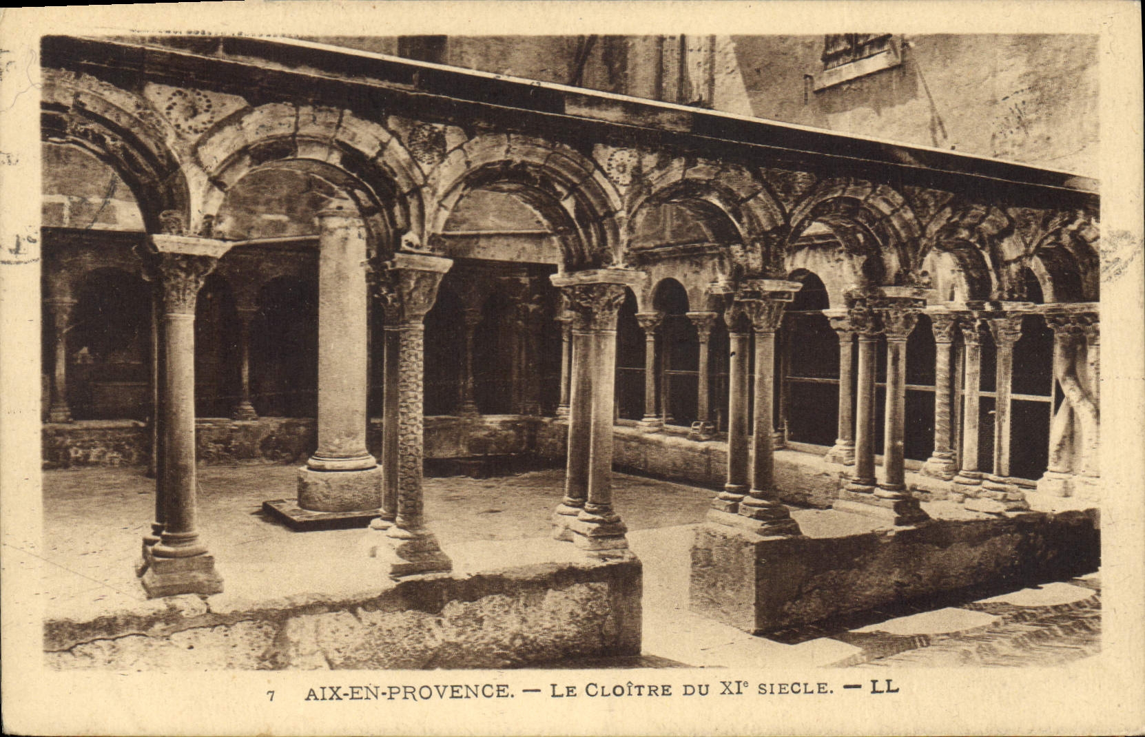 CPA Aix en Provence le Cloitre du XI siecle 